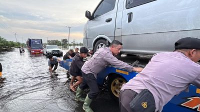 Polisi Beri Bantuan Psikologis dan Bantu Warga Terdampak Banjir Pelalawan