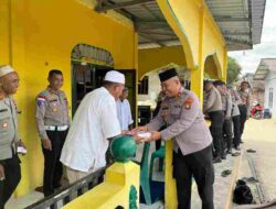 Jumat Berkah, Polres Anambas Bagikan Nasi Kotak dan Air Mineral Gratis Kepada Jemaah Sholat Jumat