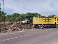 Masih Belum Selesai, Senin DLH Karimun Lanjut Bersihkan Sampah Menumpuk Secara Manual