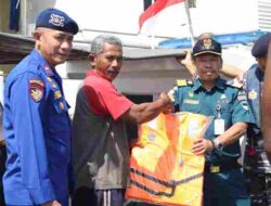 Lindungi Nelayan Karimun, Tim Gabungan Bagikan Life Jacket dan Sembako