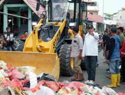 Ketua PMI Karimun Rocky Turunkan 4 Alat Berat dan 10 Truk Bersihkan Sampah Menumpuk di TPS
