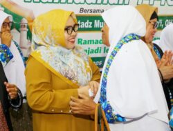 Perdana Sebagai Ketua TP-PKK Kota Batam, Erlita Hadiri Tablik Akbar BKMT Kecamatan Batu Ampar