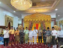 Pulang Retret, Bupati dan Wakil Bupati Karimun Jalani Prosesi Tepuk Tepung Tawar
