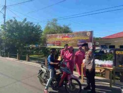 Warga Dapat Takjil Ramadan Gratis dari Polsek Moro