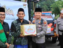 Kapolres Anambas Bersama Organisasi Kemahasiswaan Bagikan Takjil Gratis Untuk Warga