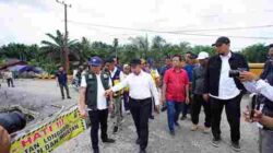 Gubri Tinjau Jembatan Sekayan Deras Yang Rusak Dihantam Banjir