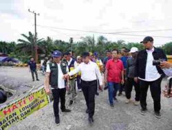 Gubri Tinjau Jembatan Sekayan Deras Yang Rusak Dihantam Banjir