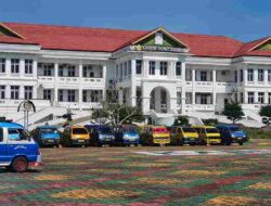 Sopir Angkot Unjuk Rasa di Kantor Bupati Karimun