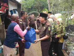 Bakti Sosial Kejati Kepri dan IAD, Salurkan Bantuan Sembako ke di Panti Asuhan dan Warga Kurang Mampu.