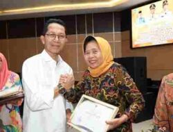 Wako Batam Serahkan Santunan Kepada Janda dan Yatim Piatu Keluarga Pegawai Batam