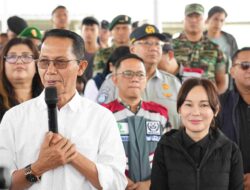 Beri Rasa Aman Kepada Masyarakat, Amsakar-Li Claudia Tinjau Arus Mudik di Pelabuhan dan Bandara