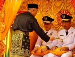Prosesi Adat Tepuk Tepung Tawar Menyambut Kedatangnya Bupati dan Wakil Lingga