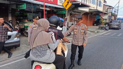 Polsek Meral Bagikan Takjil Ramadan Kepada Pengendara