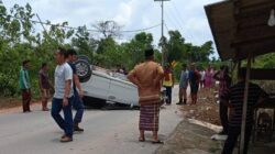 Mobil Lurah Tanjung Batu Kota Terbalik