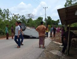 Mobil Lurah Tanjung Batu Kota Terbalik