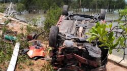 Mobil Terbalik dan Nyaris Masuk Laut di Jalan Lingkar Coastal Area Karimun