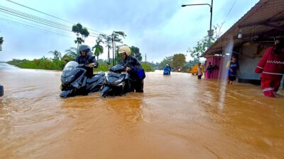 Nekat Terobos Banjir, Puluhan Unit Roda Dua dan Roda Empat Mogok di Ruas Jalan Adi Sucipto