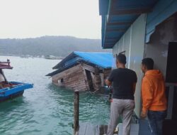 Dihantam Angin Kencang, Rumah Warga Anambas Roboh ke Laut