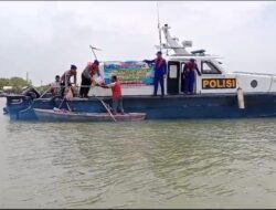 Satpolairud Polres Karimun Bagikan Sembako dan Imbauan Keselamatan ke Nelayan