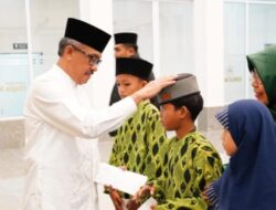 Buka Bersama di Masjid Hugia Sophia, Sekda Batam Santuni Kaum Dhuafa dan Anak Yatim