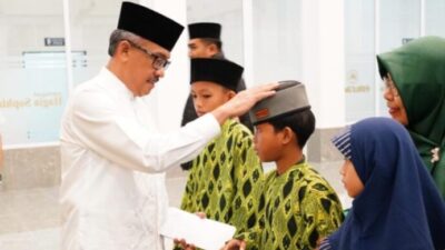 Buka Bersama di Masjid Hugia Sophia, Sekda Batam Santuni Kaum Dhuafa dan Anak Yatim