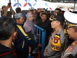 Pastikan Penumpang Aman dan Nyaman, Kapolresta Tanjungpinang Pantau Arus Mudik Antar Pulau