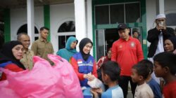 Ketua TP PKK Riau Berikan Ratusan Paket Makanan untuk Korban Banjir di Jalan Nelayan Rumbai