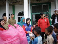 Ketua TP PKK Riau Berikan Ratusan Paket Makanan untuk Korban Banjir di Jalan Nelayan Rumbai