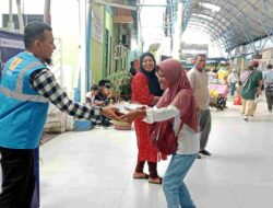 PLN Karimun Berbagi Makanan ke Pemudik Lebaran 2025