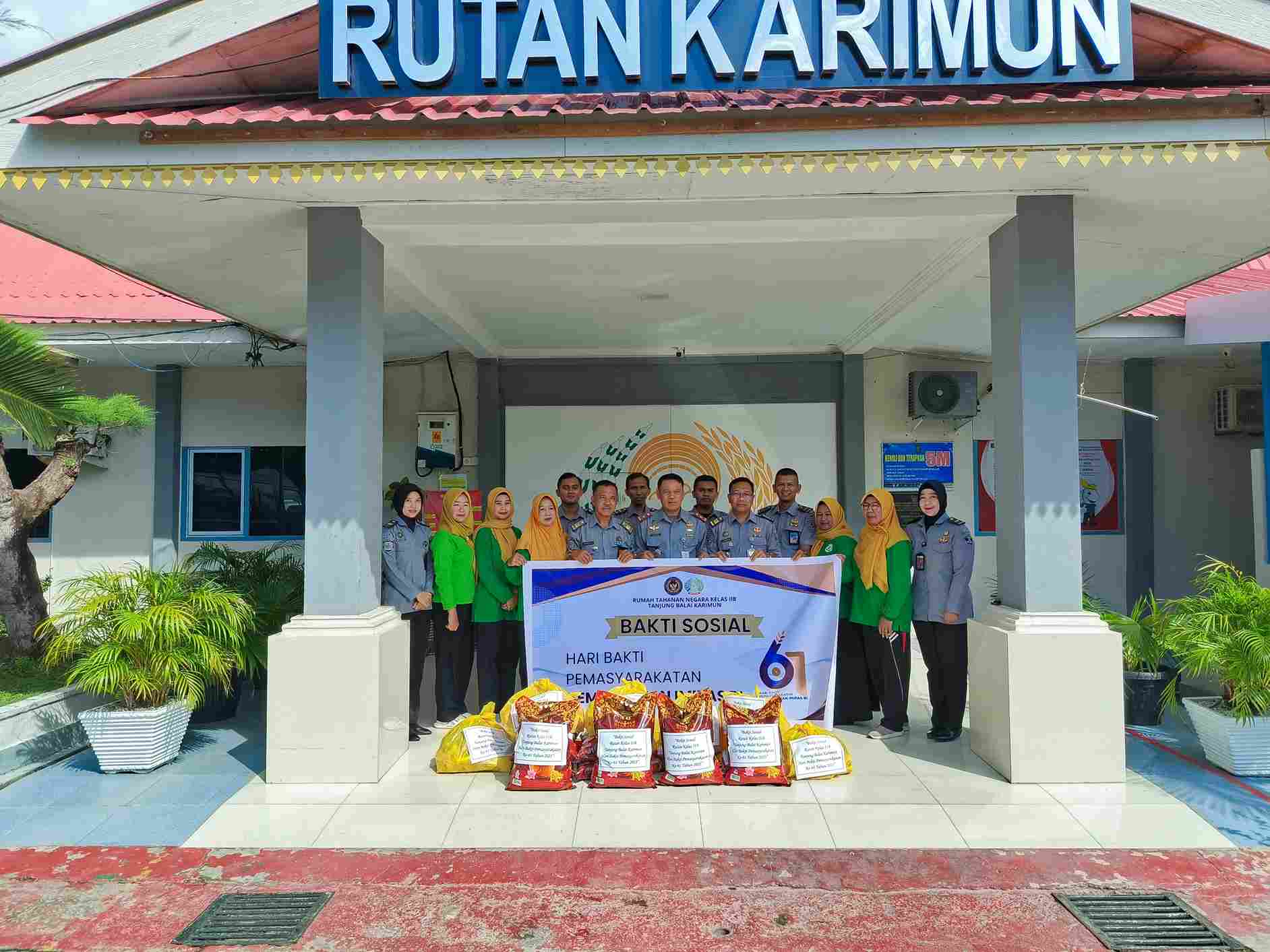 Rutan Karimun Berbagi Paket Sembako ke Masyarakat Memeriahkan Hari Bakti Pemasyarakatan ke – 61
