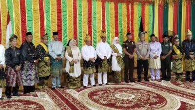 Bupati dan Wabup Rohil Disambut Prosesi Adat
