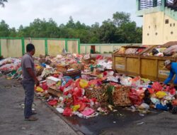 DLH Karimun Mulai Bersihkan Sampah Menumpuk di Luar Kontainer