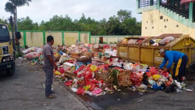 DLH Karimun Mulai Bersihkan Sampah Menumpuk di Luar Kontainer