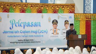 Amsakar Achmad Lepas Jemaah Calon Haji Kota Batam