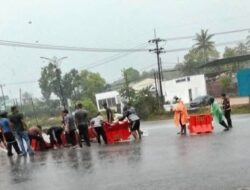 Ditengah Hujan Deras, Warga Jalan Kota Piring Gelar Demo di Simpang Batu 8 Kota Piring