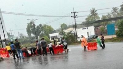 Ditengah Hujan Deras, Warga Jalan Kota Piring Gelar Demo di Simpang Batu 8 Kota Piring