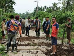 Anggota DPRD Tanjung Jabung Timur Muhammad Samin Goro Perbaiki Jalan Rusak