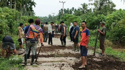Anggota DPRD Tanjung Jabung Timur Muhammad Samin Goro Perbaiki Jalan Rusak