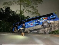 Bus Tayo di Karimun Terperosok ke Selokan