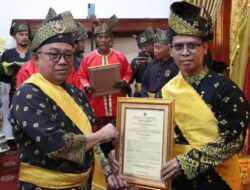 LAM Karimun Anugerahi Bupati Iskandarsyah dan Wabup Rocky Gelar Dato’
