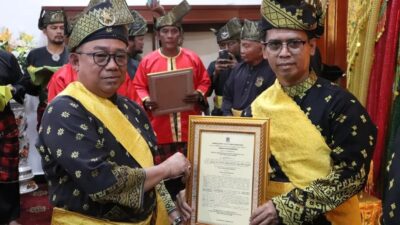 LAM Karimun Anugerahi Bupati Iskandarsyah dan Wabup Rocky Gelar Dato’