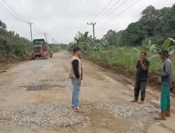 Anggota Dewan Tanjabtim bersama Warga Bahu Membahu Perbaiki Jalan yang Rusak