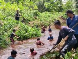 Sudah 3 Kali Banjir, Warga Kundur Goro Bersihkan Sungai