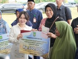 Li Claudia Serahkan Bantuan Tunai kepada Lansia