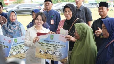 Li Claudia Serahkan Bantuan Tunai kepada Lansia