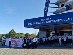 Menuntut Diangkat PNS, Ratusan Dosen dan Tenaga Kependidikan Kampus Umrah Gelar Aksi Damai