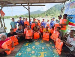 Lindungi Nelayan, Satpolairud Polres Karimun Bagikan Life Jacket
