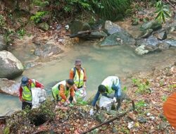 Dukung Program Kemenpar, PT Anva Gemilang Bersama Bersihkan Sampah di Tempat Wisata Karimun