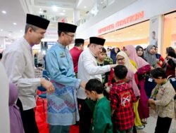 300 Anak Yatim Gembira Belanja Baju Raya Bersama Bupati Bengkalis