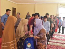 Bupati Kasmarni Serahkan Bantuan Kepada Masyarakat Bengkalis di Safari Ramadhan Perdana